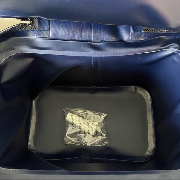 Vineyard Vines for Target Whaley USA Flag 12 Can Cooler with Strap NEW - Picture 7 of 9